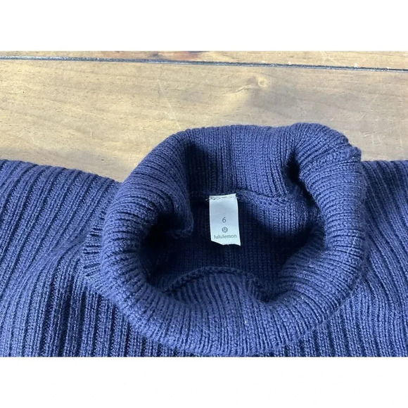 Lululemon Warm and Restore Knit Navy Turtle Neck Sweater 100% Merino Wool Size 6 - Picture 8 of 12